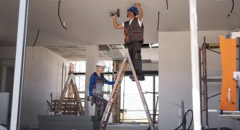 full-shot-man-woman-standing-ladder